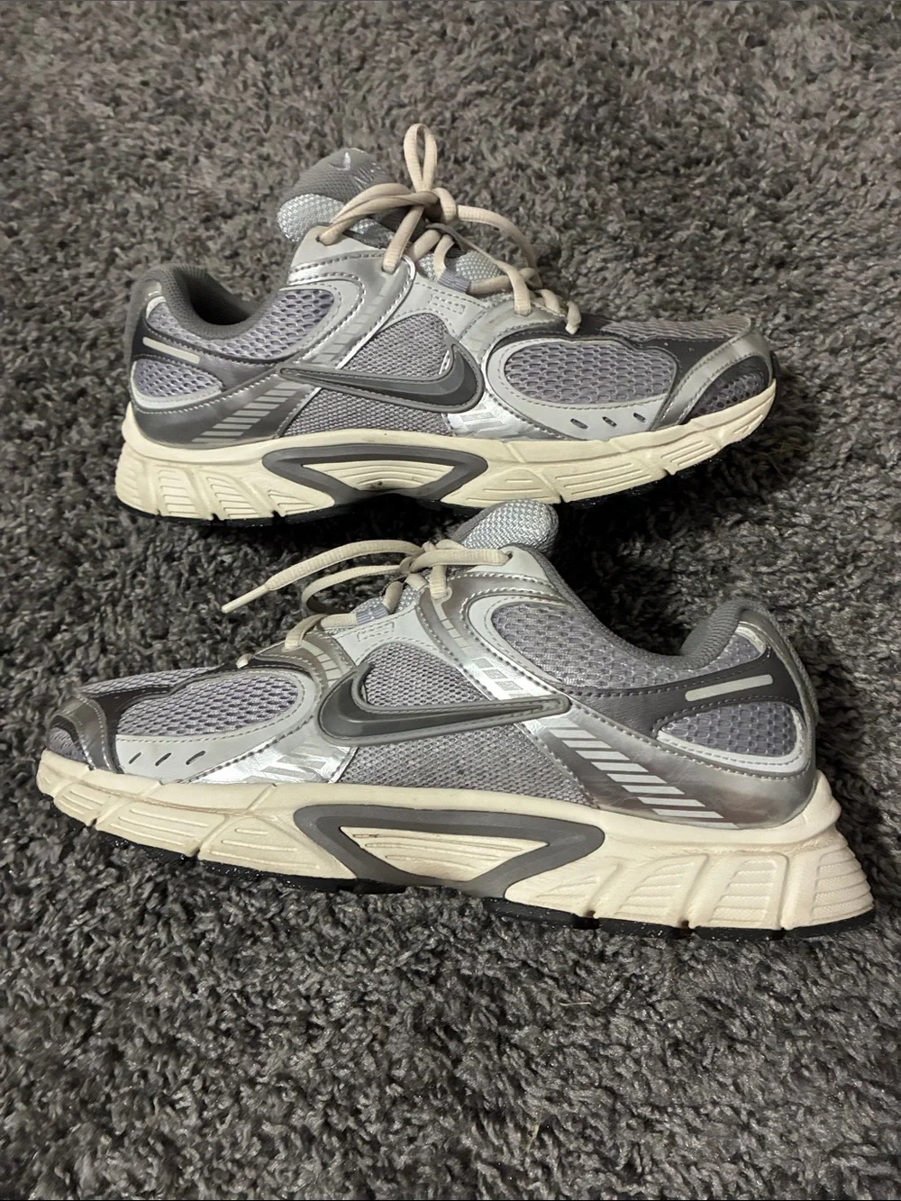 Nike Men's Gray and Cream Running Sneakers
